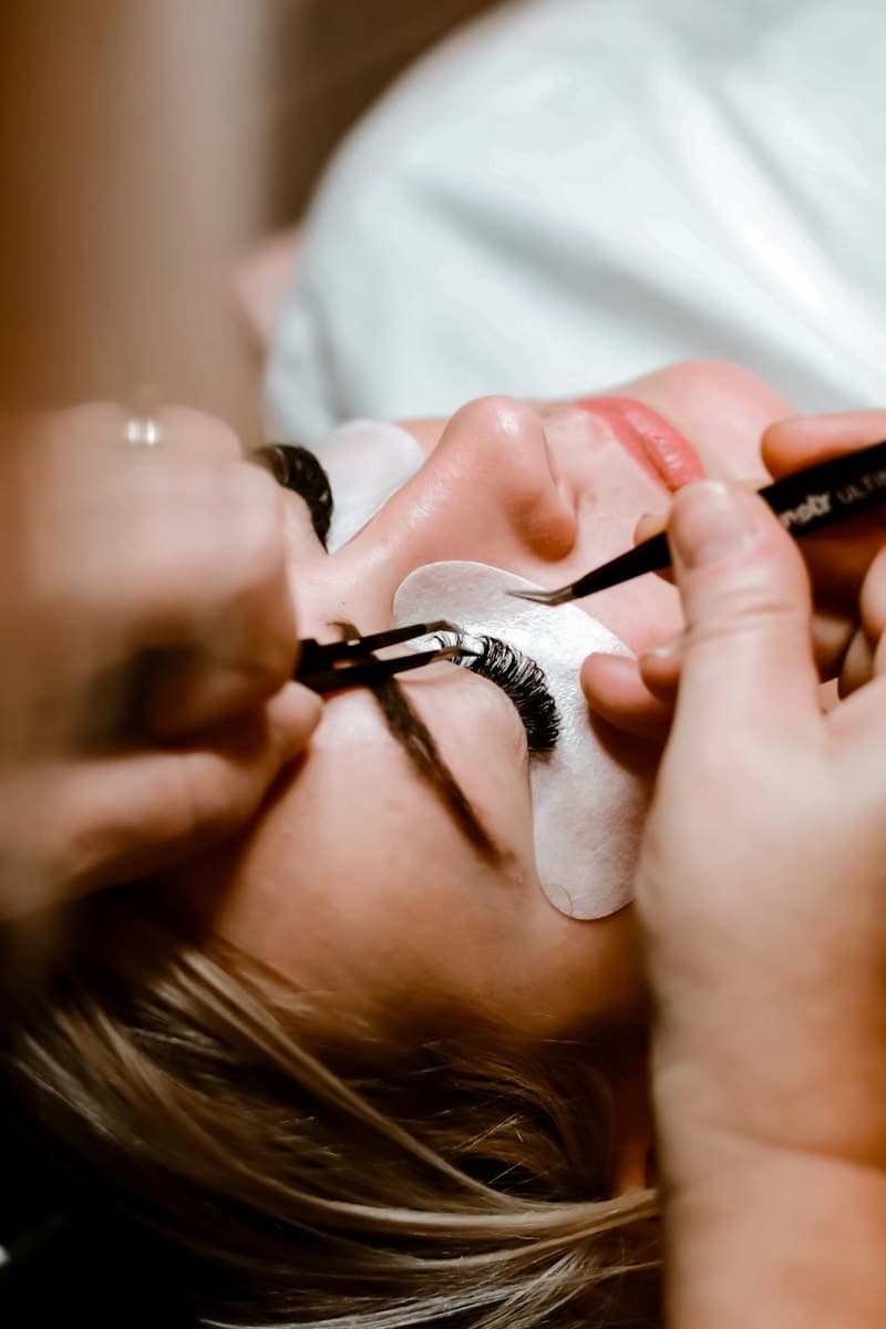 Lash artist pendant une pose d'extensions